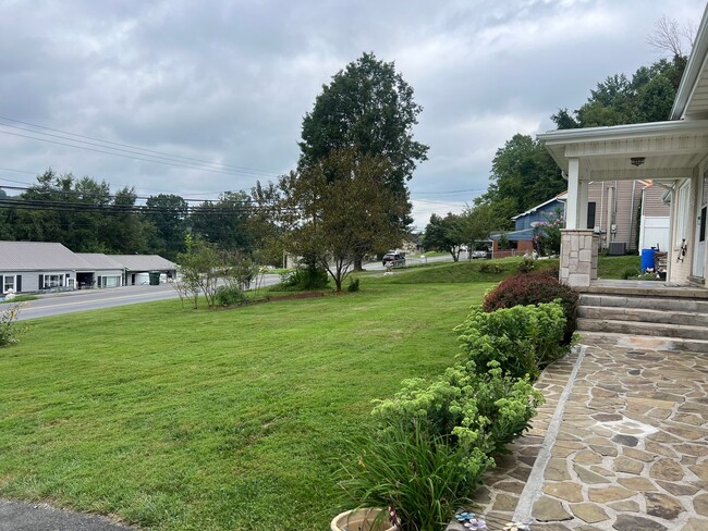 Building Photo - One Level Home! 3or 4 bedroom 1 bath with ...