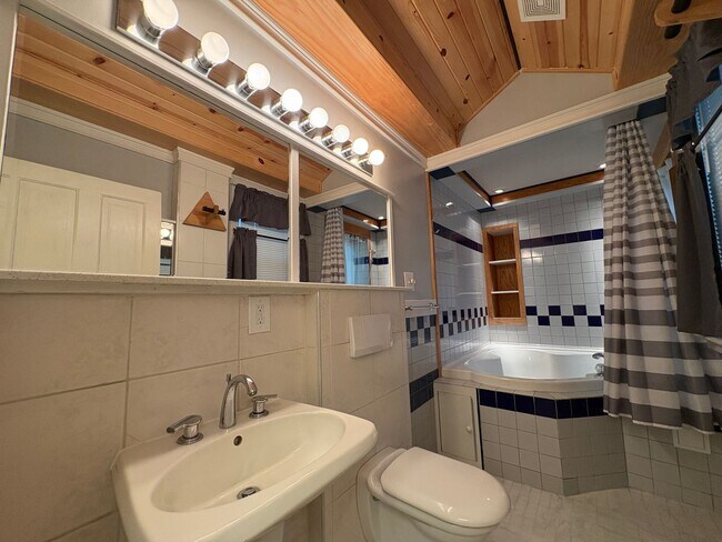 Building Photo - 4 bedroom 2 bathroom Historic Home Downtown Manhattan KS