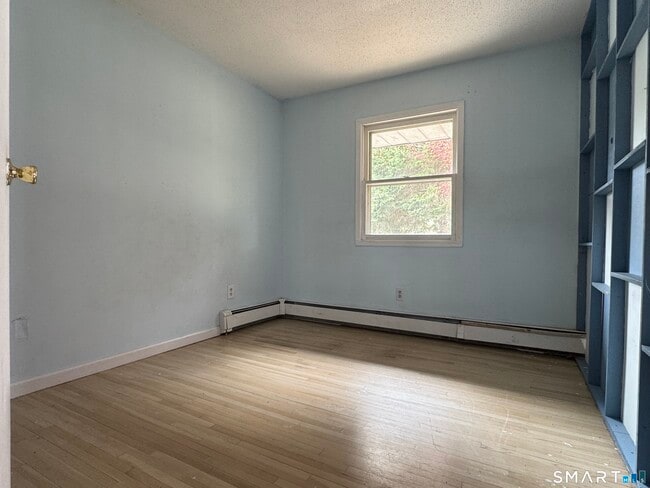 Building Photo - 158 River Rd