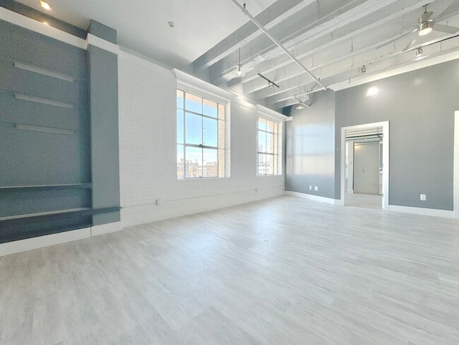 Building Photo - 312 W 5th St