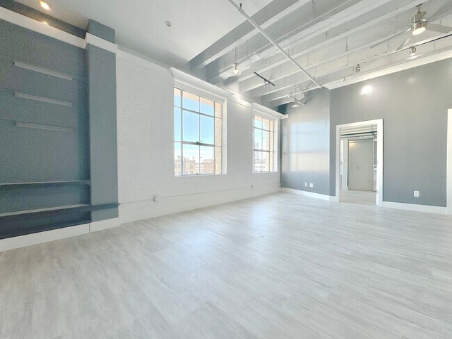Building Photo - Top floor modern crafted spacious 1 Bed + 1 Bath