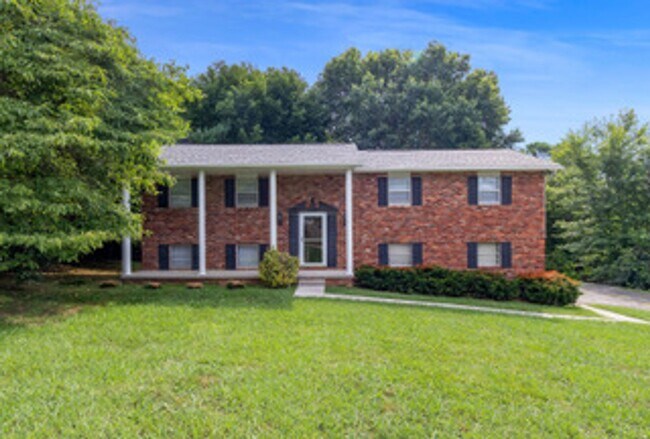 Building Photo - Knoxville 37934 - Split-level Home with 4 Bedrooms, 2 Baths & a 2-car garage. Call Lisa Vineyard ...