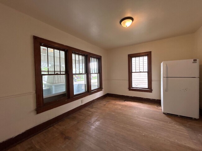 Building Photo - 1714 Roys Ave