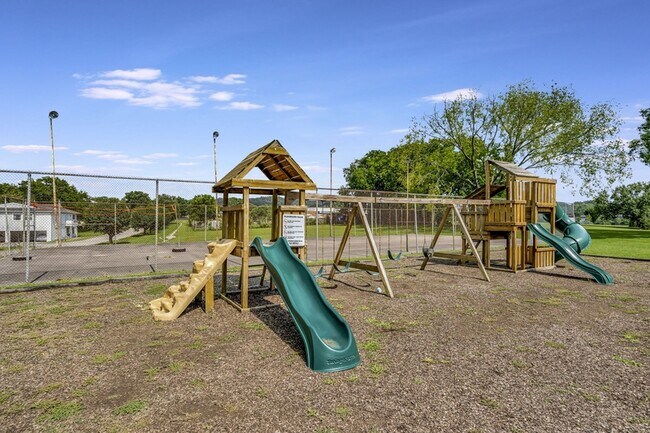 Building Photo - 810 Bellevue Rd