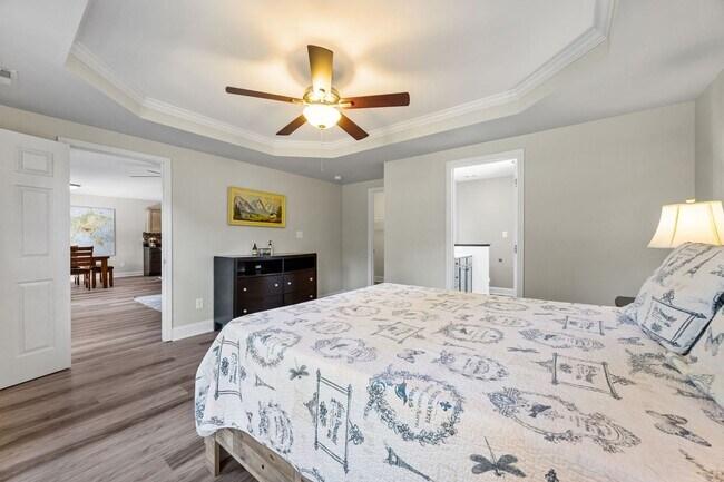 Building Photo - Fully Furnished Month to Month/Short Term Rental!