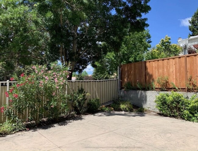 Building Photo - 4 Bed 2.5 Bath Single Family Home In San R...