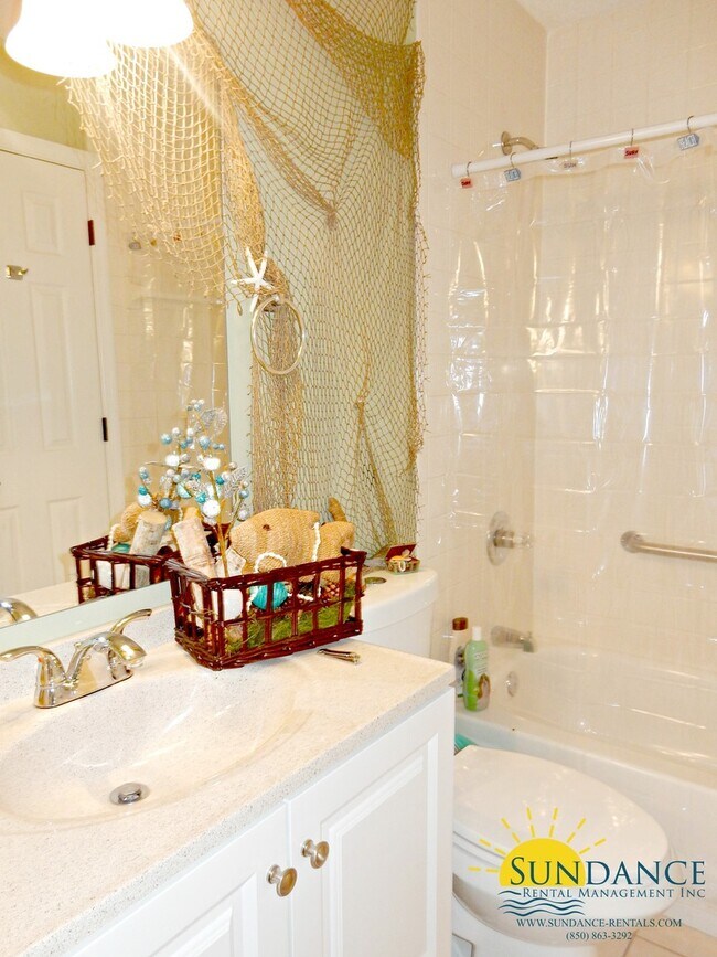 Building Photo - Quaint 2 Bedroom Condo in Miramar Beach!