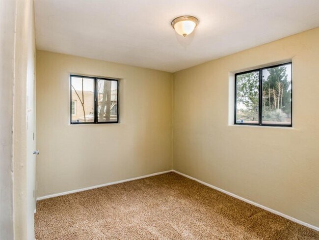 Building Photo - 2838 Aliso Dr NE