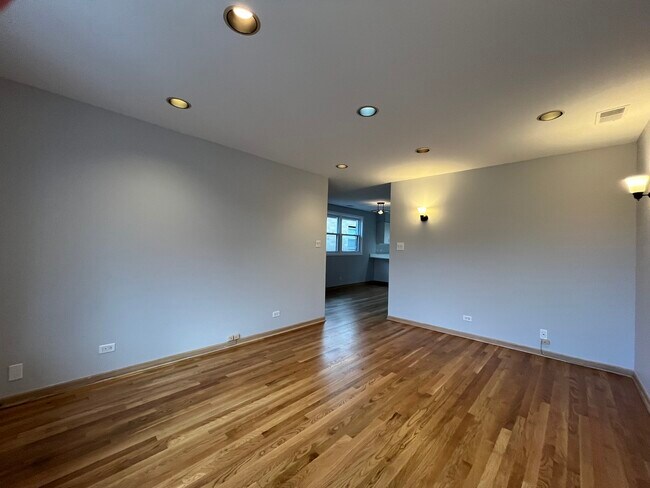 Building Photo - 449 W 37th St