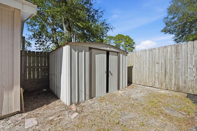 Building Photo - 3 bedroom in Mary Esther Heights!