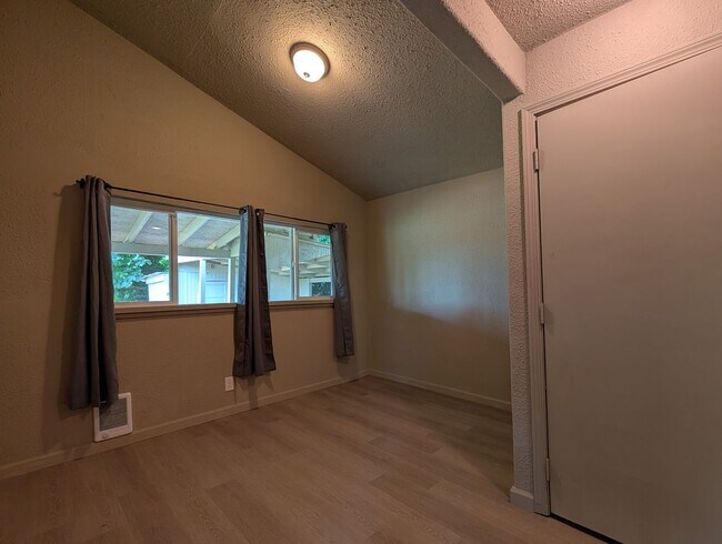 Building Photo - Great 3 bed/1bath home in Springfield!