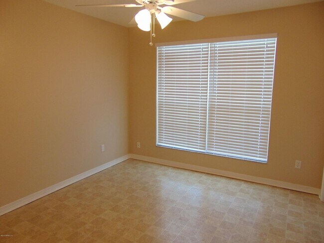 Building Photo - "NEW YEAR'S SPECIAL $500 OFF FIRST FULL MO...