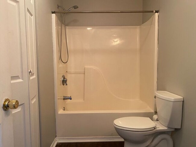 Building Photo - Now Available - 2 Bed 2 Bath House in Brit...