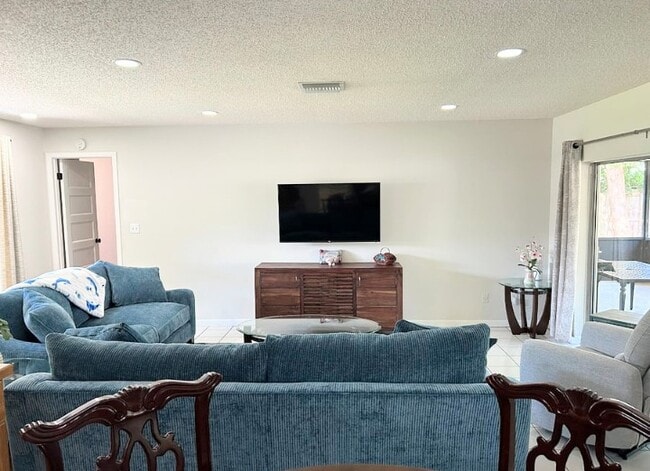 Building Photo - 727 Gilda Dr