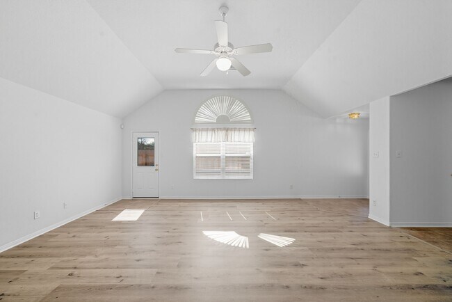 Building Photo - 14730 Fir Knoll Way