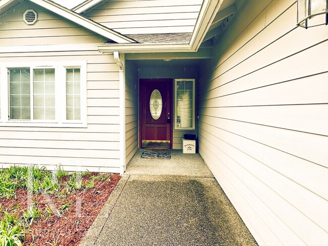 Building Photo - Fantastic Private Lakefront Rambler