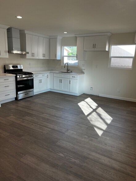 Primary Photo - 636 E 87th St