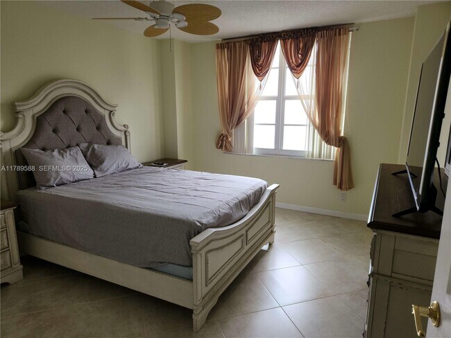 Building Photo - 3725 S Ocean Dr