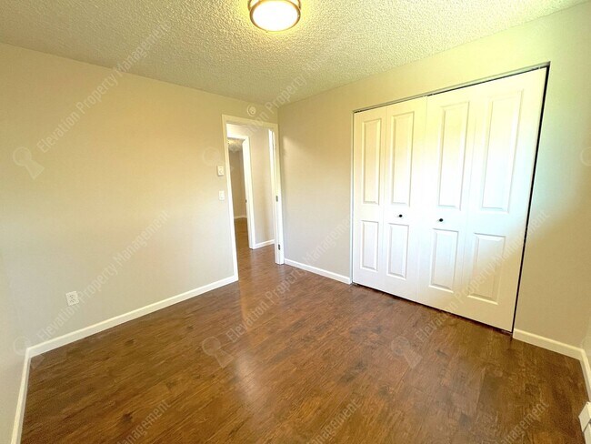 Building Photo - Recently-renovated 2 BR duplex in Redmond ...