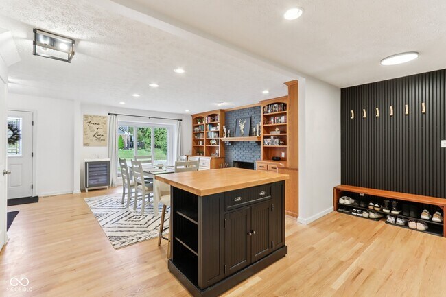 Building Photo - 521 Thornberry Dr