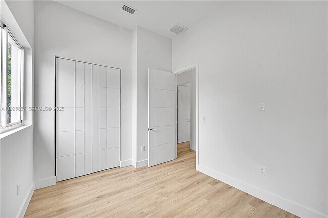 Building Photo - 2931 SW 12th Ave