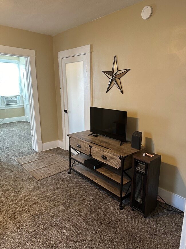 Building Photo - 79 Lynwood Ave