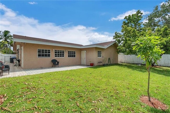 Building Photo - 7425 SW 14th Ct