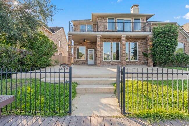 Building Photo - 10011 Lakeside Gables Dr