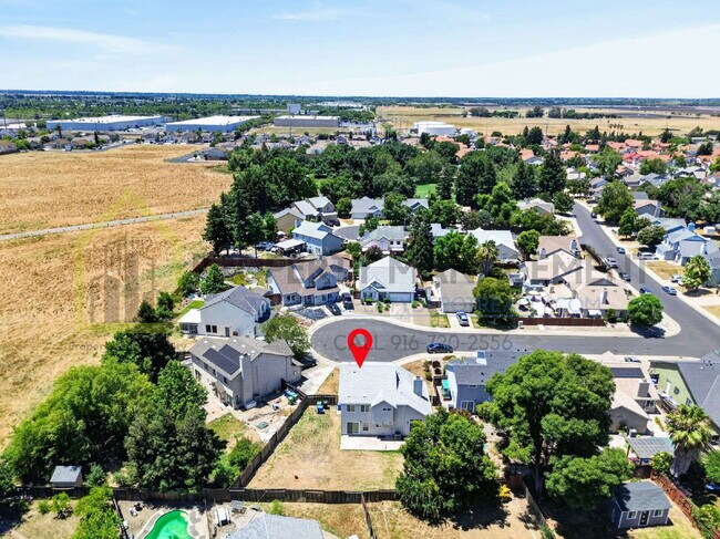 Building Photo - Spacious 3-Bedroom Retreat with 2.5 Baths in Prime Elk Grove Location