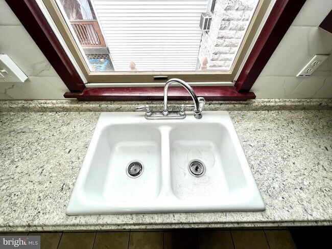 Building Photo - 145 N Nice St