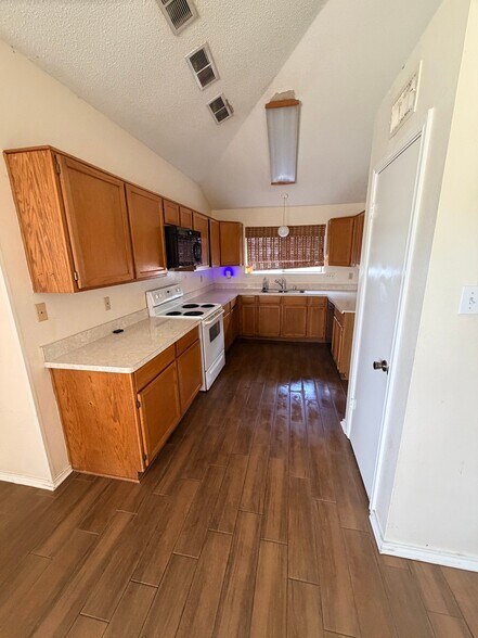Building Photo - 1311 Petunia Dr