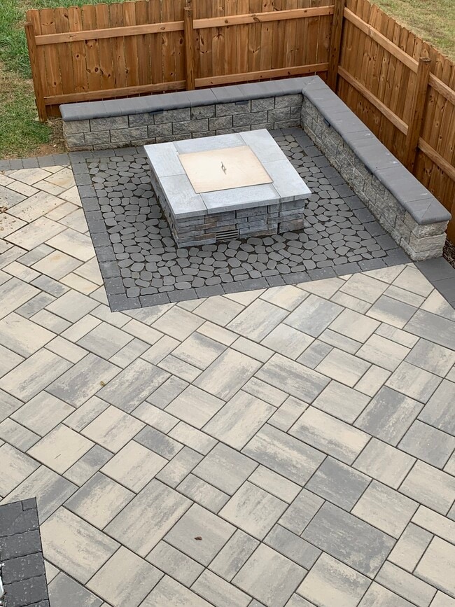 Building Photo - 207 Riverside View Dr