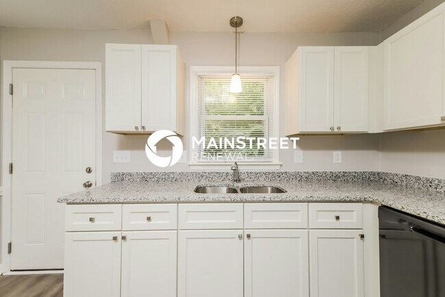 Building Photo - 3 Bedroom Pet-Friendly Home in HIGH POINT,...