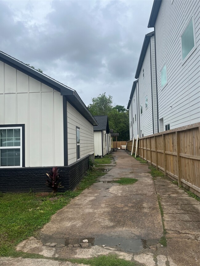 Building Photo - 3209 Ennis St