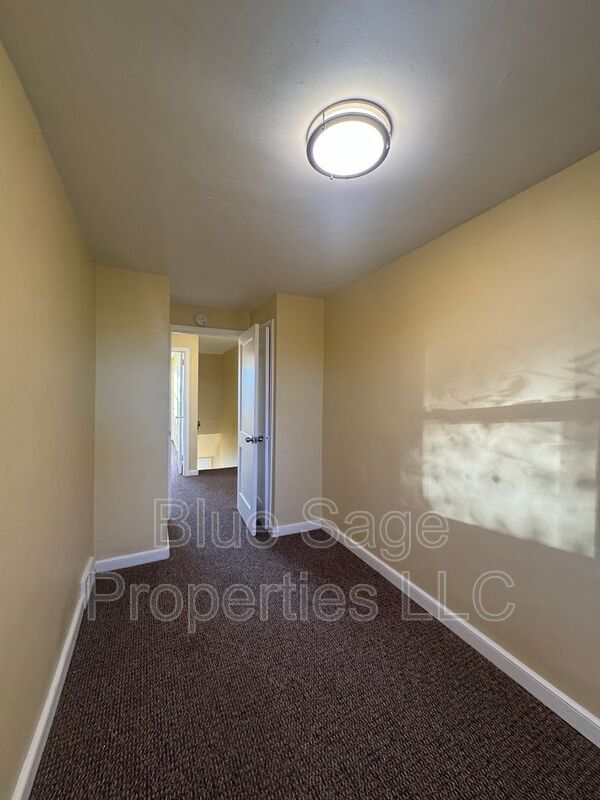 Building Photo - 1500 Llanwellyn Ave