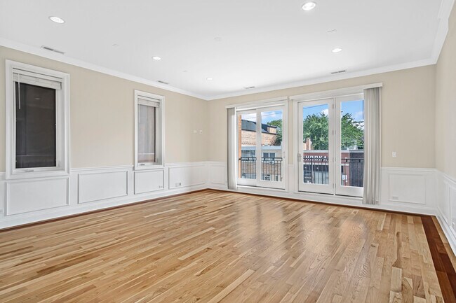 Building Photo - 5010 W Lawrence Ave