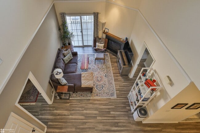 Building Photo - Bright, spacious 2-bedroom / 2-bath condo available now!