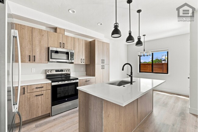 Building Photo - 2Bed/2.5Bath 2-Story Luxury Condo in Redmond, OR! -- BRAND NEW! NEVER LIVED IN!
