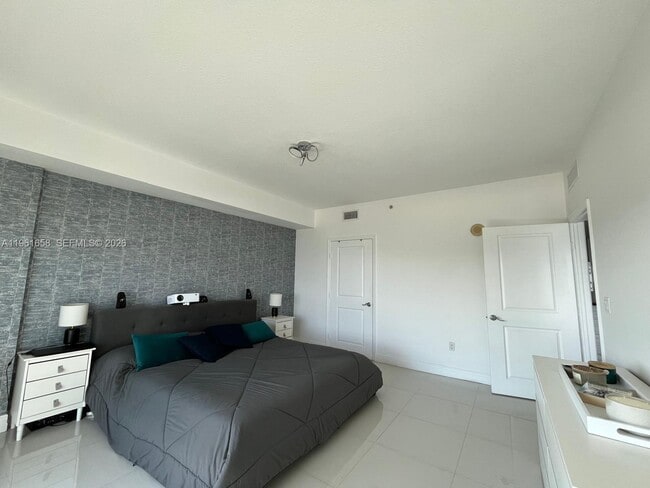 Building Photo - 7910 Harbor Island Dr