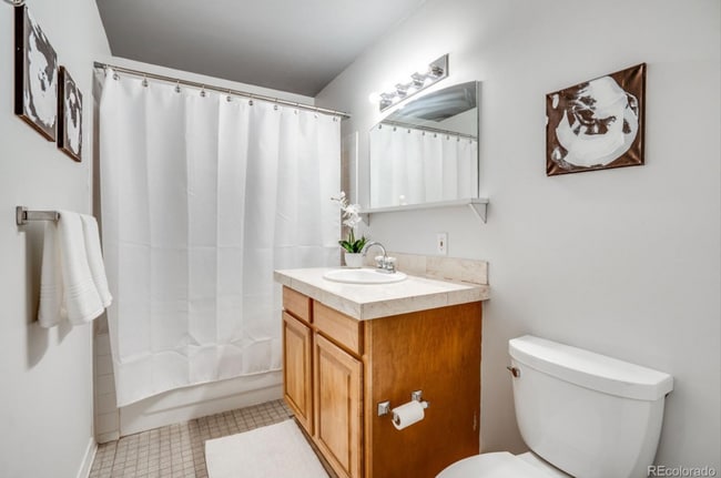 Building Photo - Beautifully Renovated Skyloft One-Bedroom — Available for Move-In May 10th