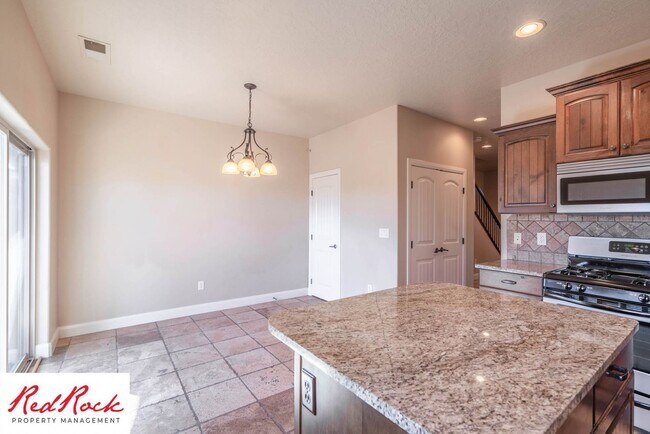 Building Photo - Dog Friendly, Beautiful Southgate Townhome!