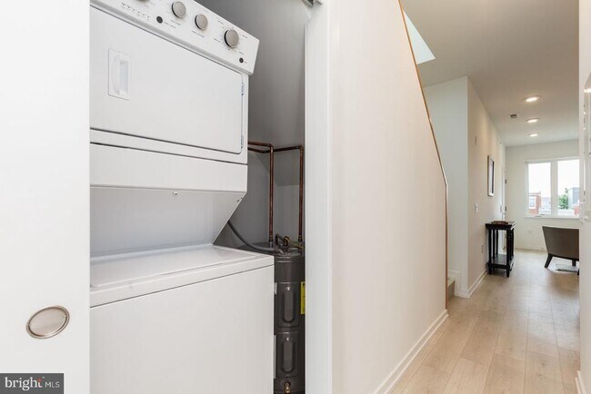 Building Photo - 1244 LeCount St