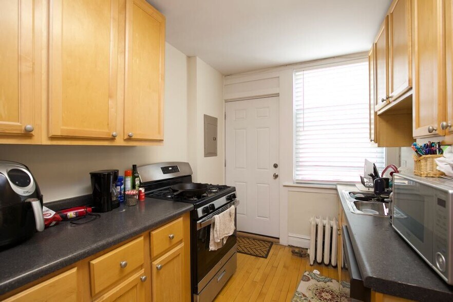 Building Photo - 733 Elm