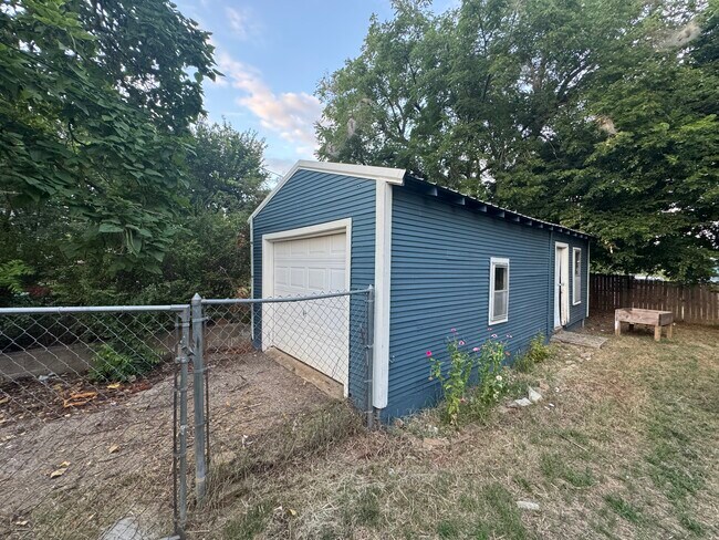 Building Photo - 304 N Cimarron Ave