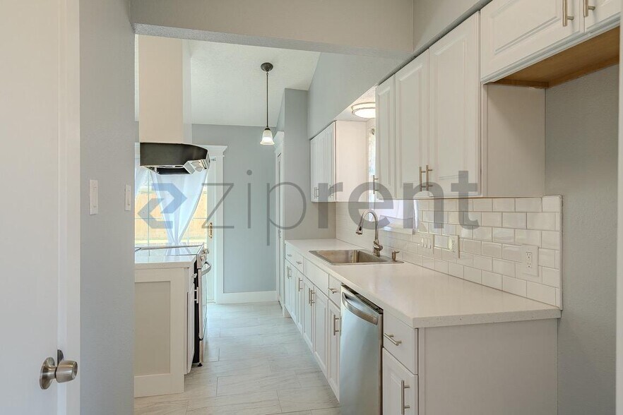 Building Photo - Unit