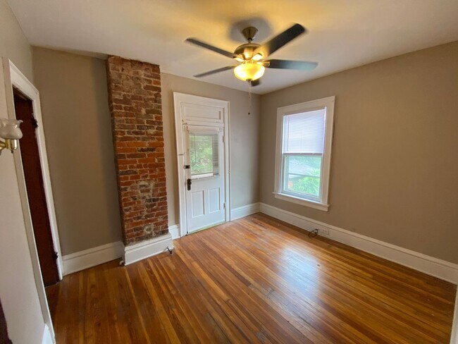 Building Photo - 262 E 19th Ave