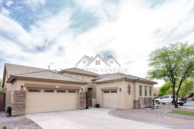 Building Photo - 2425 E Redwood Ct