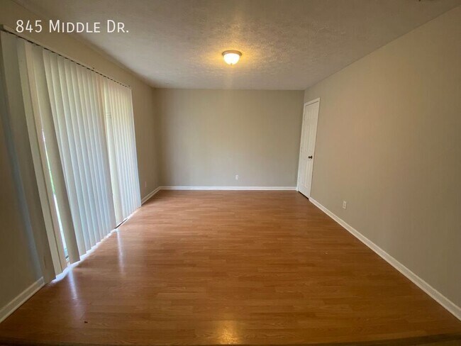 Building Photo - 845 Middle Dr