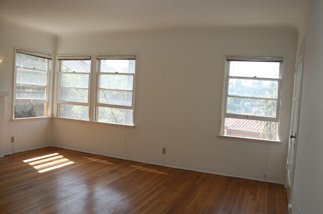 Building Photo - 870 N Occidental Blvd