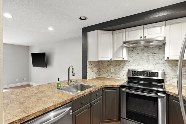 Building Photo - Updated 2 Bedroom/2.5 Condo w/garage
